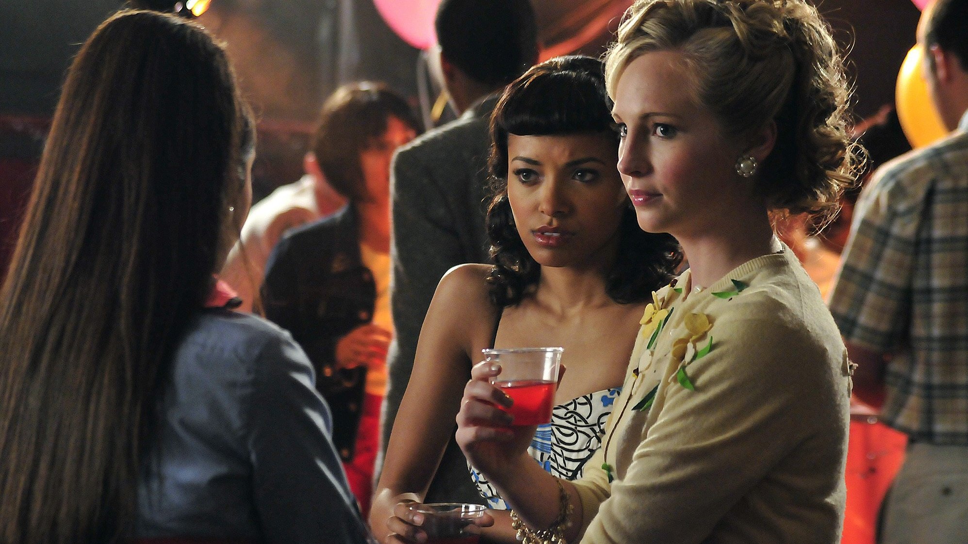 Production still from The Vampire Diaries – S1E12: “Unpleasantville”.