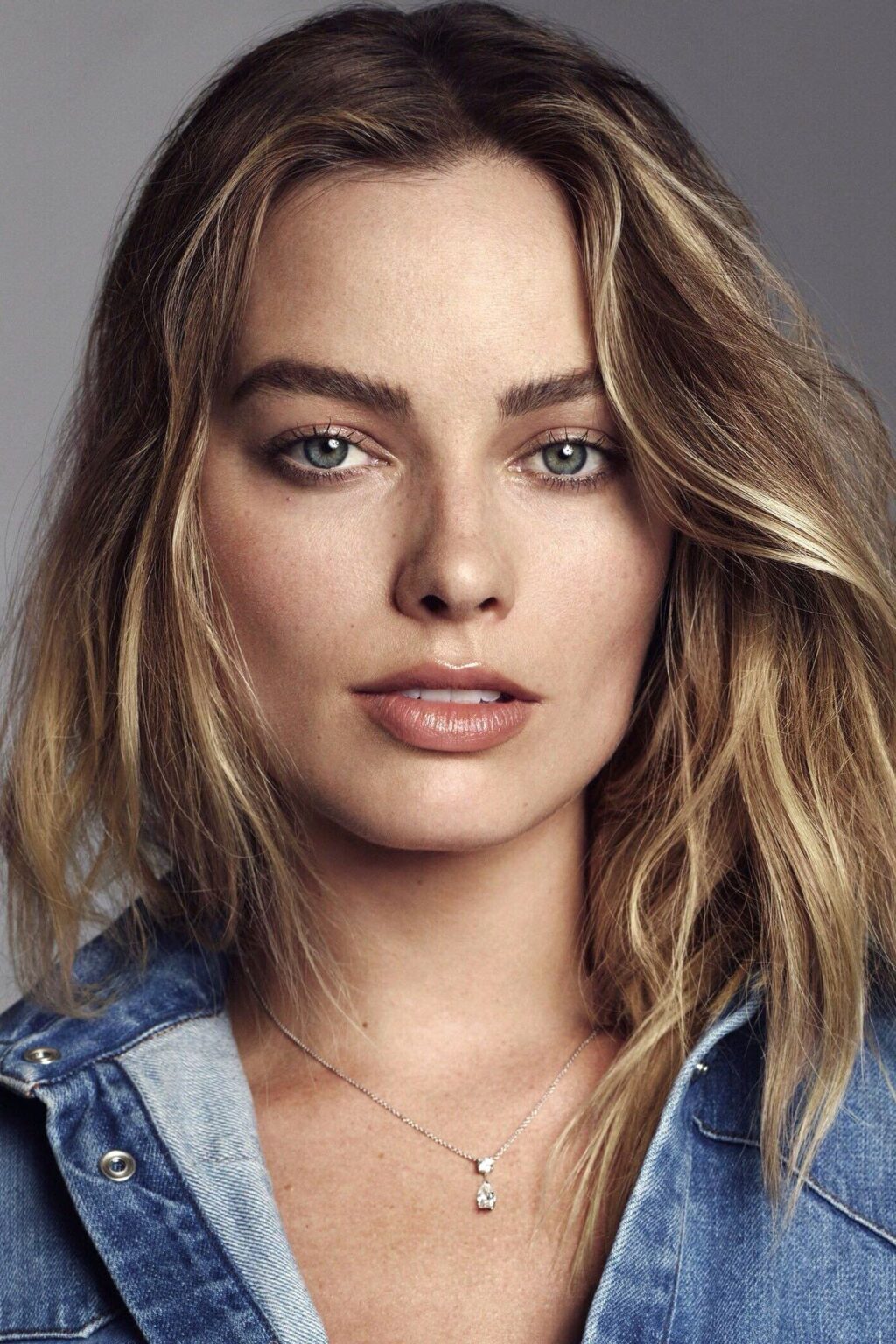Official headshot photo of person: Margot Robbie.