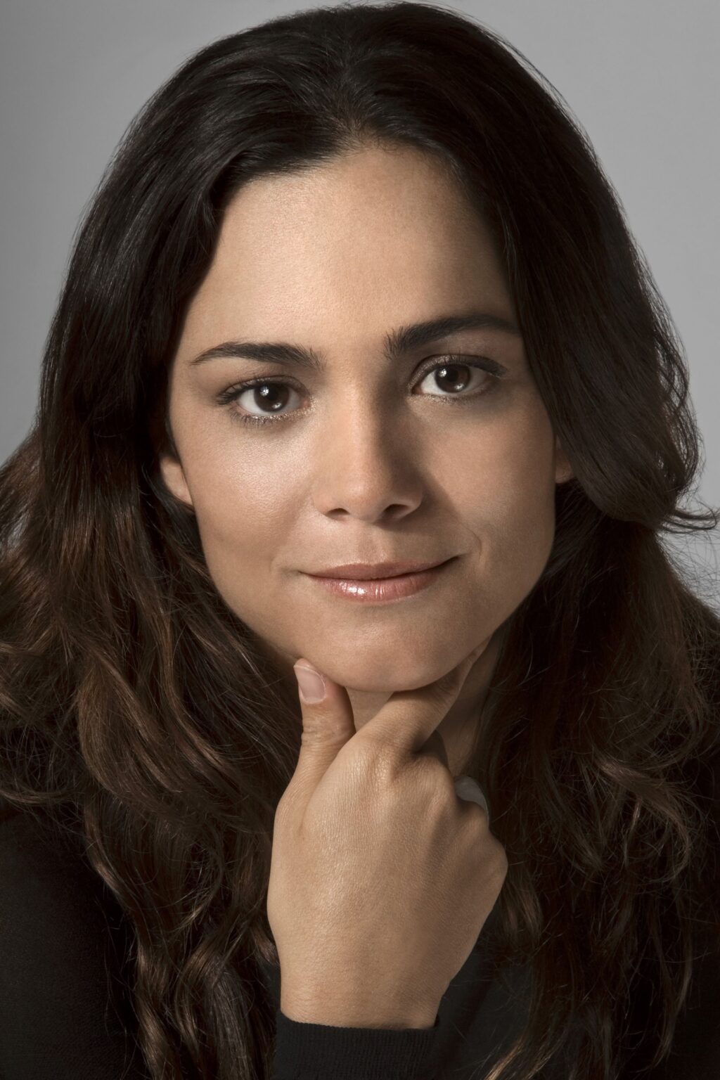 Official headshot photo of person: Alice Braga.