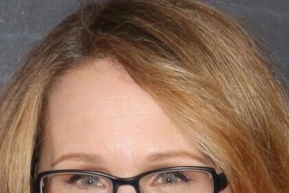 A headshot of Dana Fox.