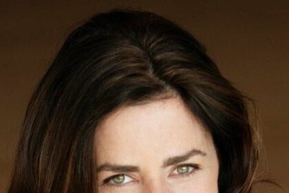 A headshot of Lindsey Collins.