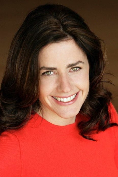 A headshot of Lindsey Collins.