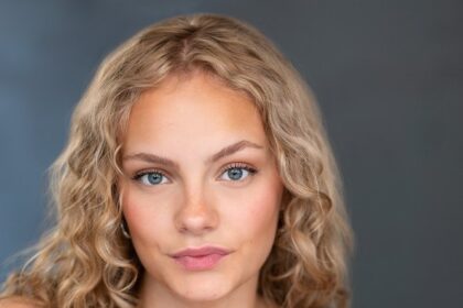 A headshot of Lauren Viau.