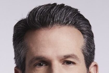 A headshot of Simon Kinberg.