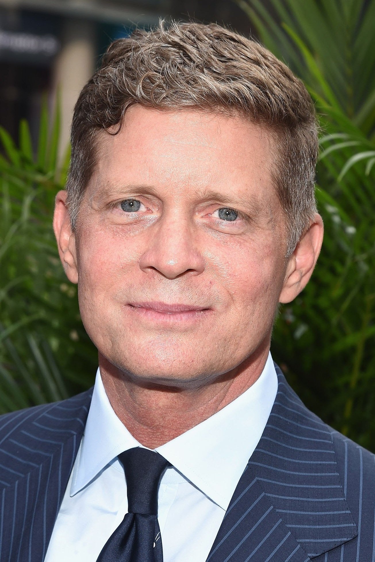 A headshot of Robert Simonds.