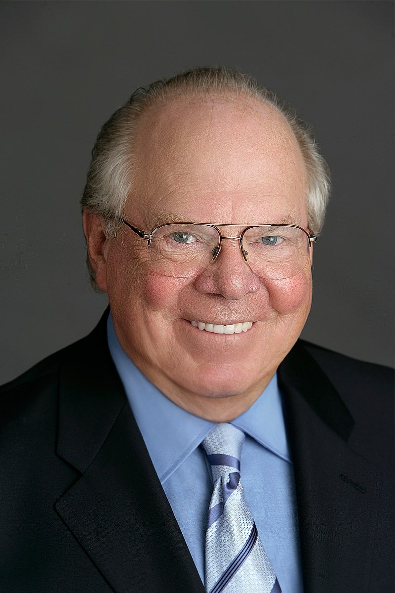 A headshot of Verne Lundquist.