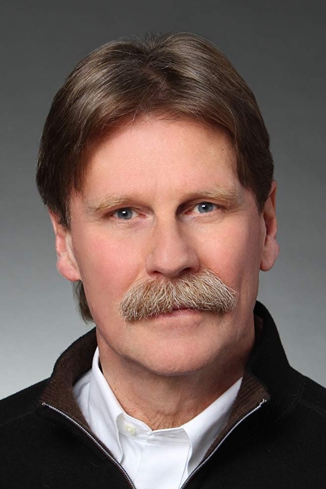 A headshot of Leer Leary.